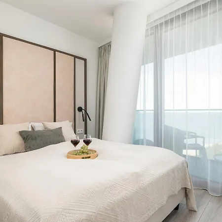 Apartment Sea Waves Exclusive - Wellness Spa, Sauna & Parking - By Rent Like
